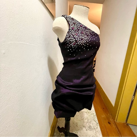 Vintage One-Shoulder Embellished Dress Size Small (6 vintage) - Picture 4 of 17